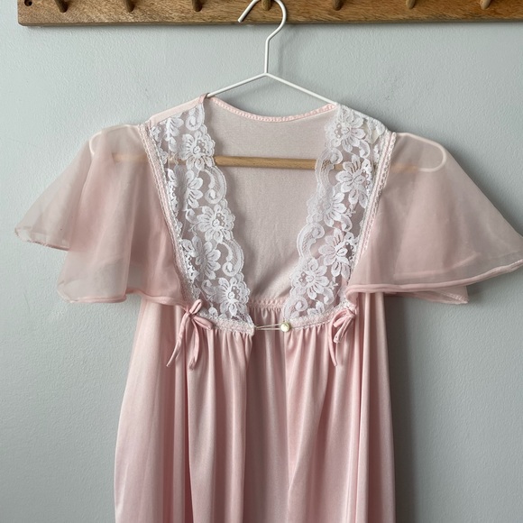 Vintage Silky Night Robe with Ruffled Sleeves and Lace Details Size Medium - Picture 9 of 13